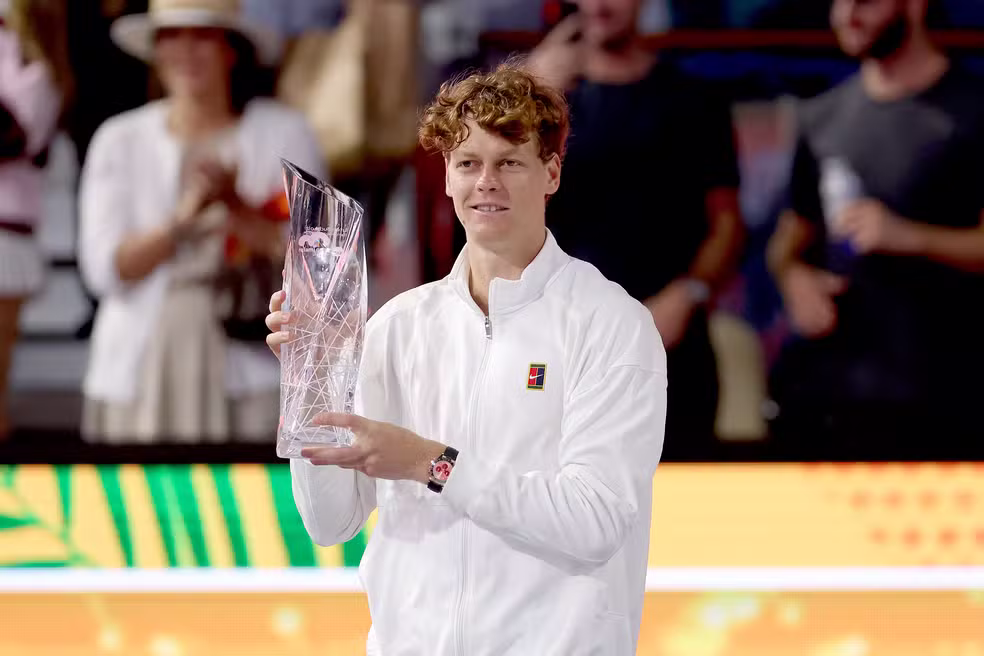 Italiano posa com o troféu do Miami Open 2026 — Foto: Matthew Stockman/Getty Images