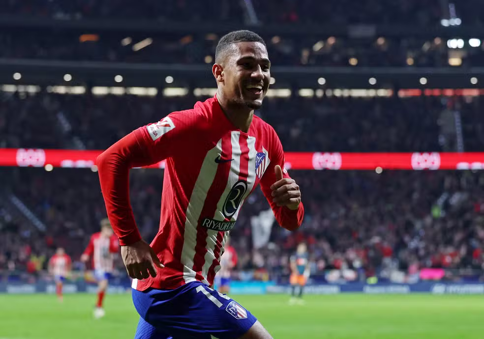 Samuel Lino comemora um gol pelo Atlético de Madrid contra o Valencia — Foto: Isabel Infantes/Reuters