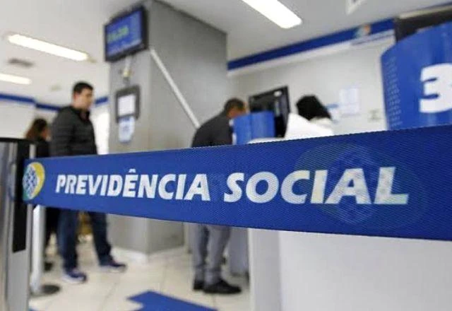 AGU cria grupo especial para recuperar dinheiro desviado do INSS; prejuízo é R$ 6,3 bilhões e presidente do órgão foi exonerado