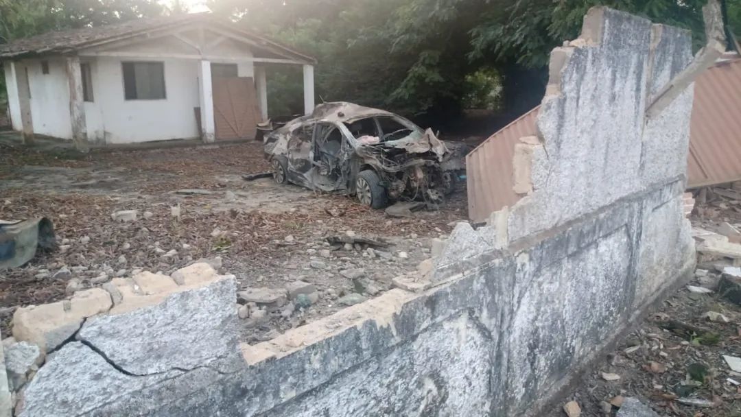 Dois jovens morrem após carro colidir contra muro