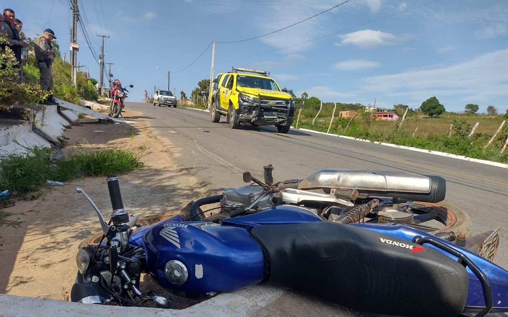 Moto colide em carro da polícia e cachorro come dedo de vítima