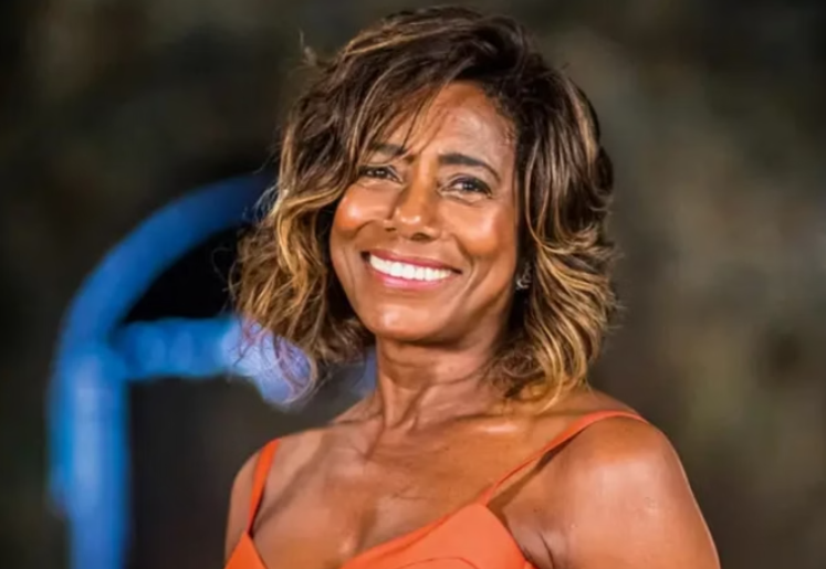 Filhas prestam homenagem e jogam cinzas de Glória Maria no mar