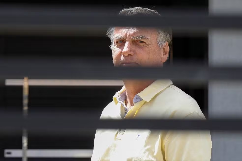 Bolsonaro em frente a sua casa durante prisão domiciliar — Foto: Sergio Lima / AFP