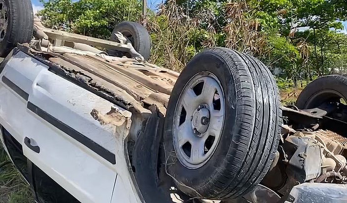 Carro capota perto de ponte após motorista perder controle da direção em Maceió