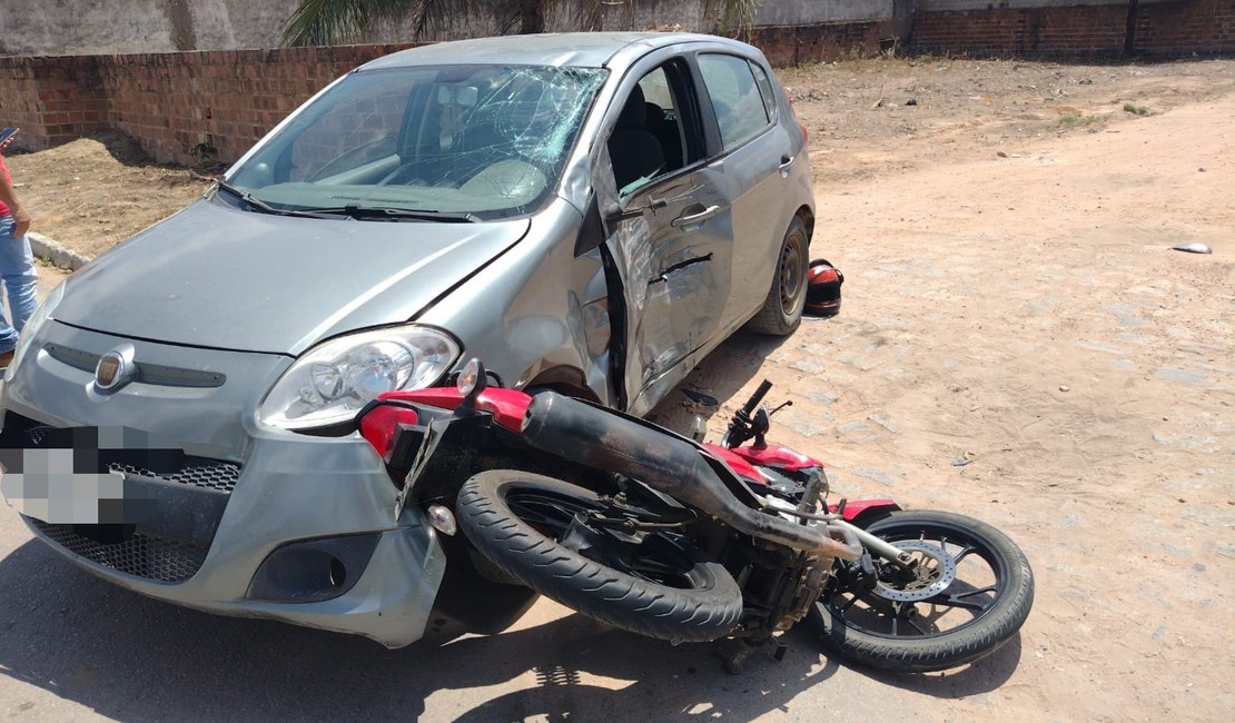 Homens a caminho de partida de futebol ficam feridos em batida com carro em Arapiraca