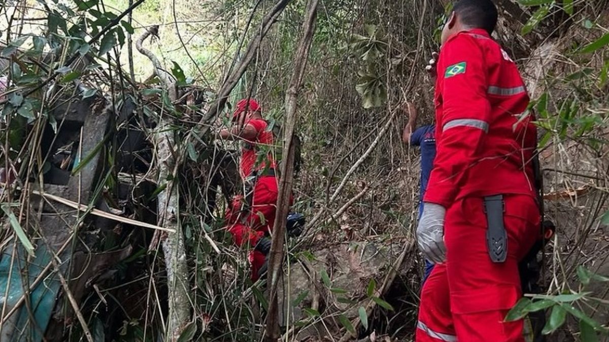 Queda de 90 graus e vítimas lançadas pela janela: bombeiro descreve local do acidente com ônibus na Serra da Barriga