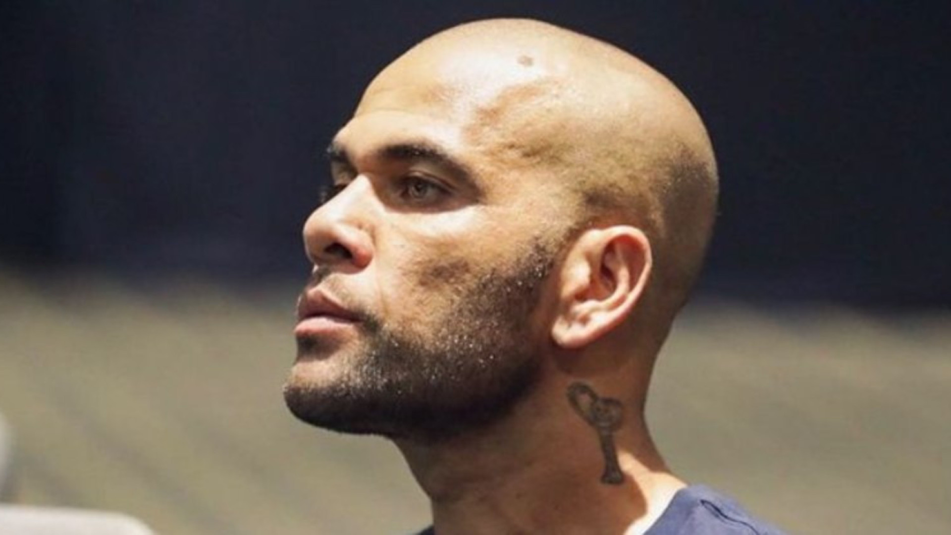 Em liberdade provisória, Daniel Alves volta a trabalhar com futebol