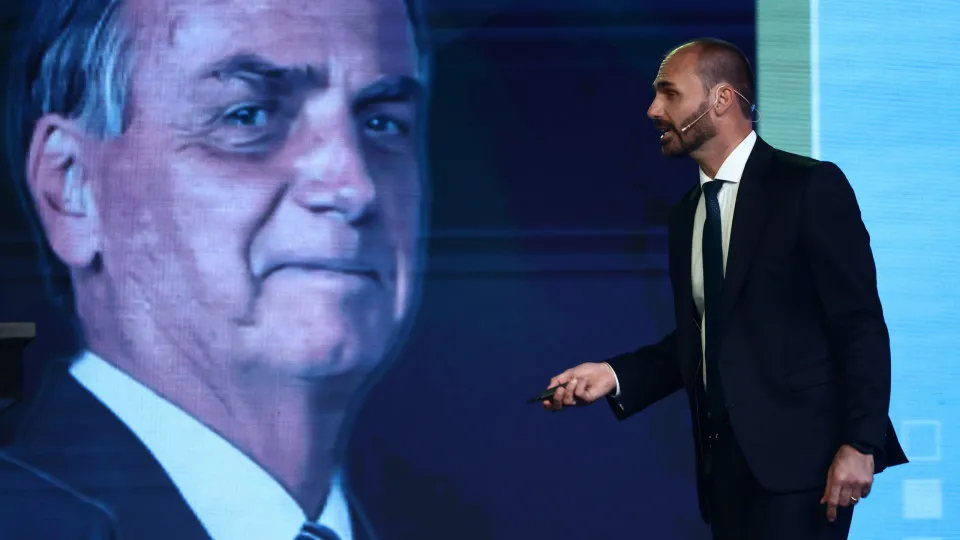 Alexandre de Moraes bloqueia contas, bens e pix de Eduardo Bolsonaro