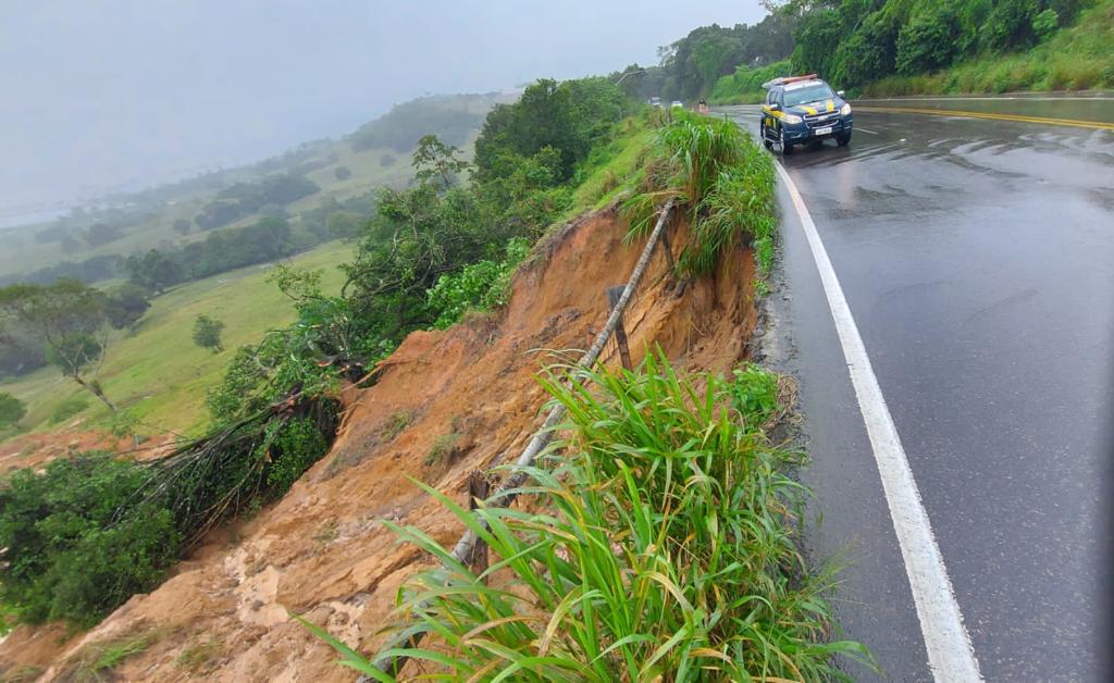 Em Satuba, PRF detectou risco de deslizamento de uma barreira na pista de rolamento - Foto: PRF