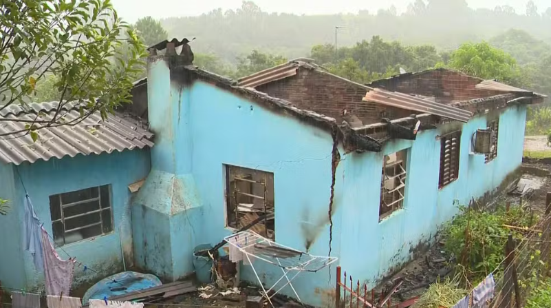 Homem mata ex-mulher e ex-sogro a tiros, acorrenta filha e ateia fogo em casa com neta dentro