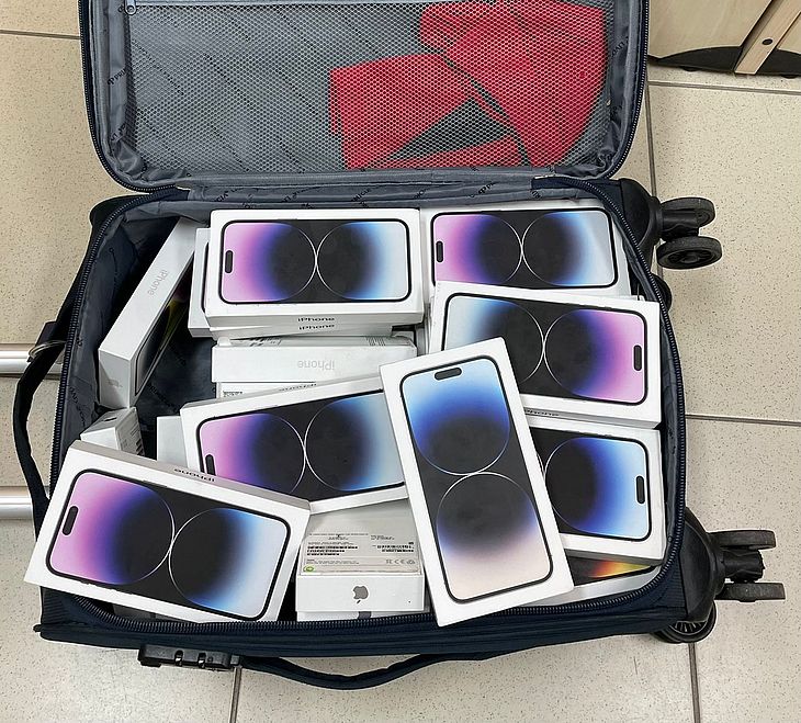 Polícia Federal investiga esquema de venda ilegal de iPhones, após prisões no aeroporto de Maceió