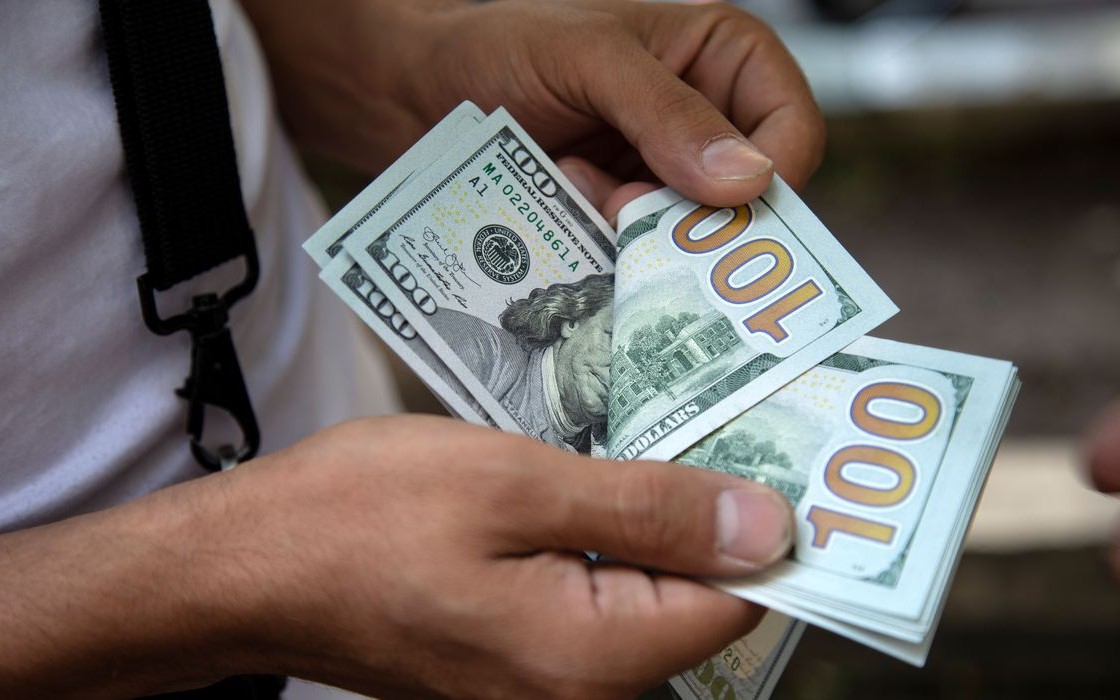 Em dia tenso no mercado, dólar fecha em alta e vai a R$ 5,31