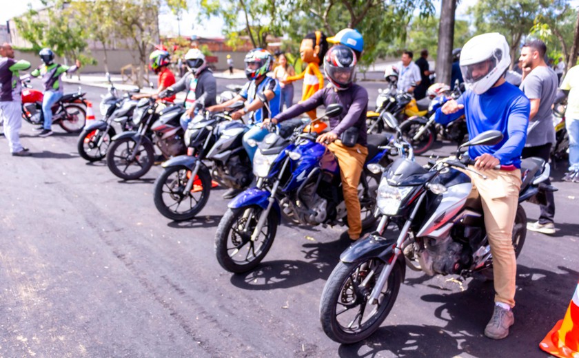 Detran Alagoas capacita motociclistas em curso de pilotagem defensiva