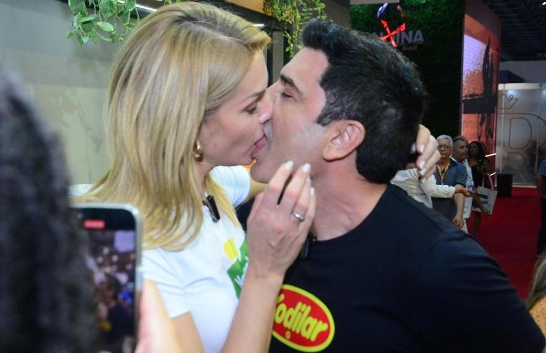 Ana Hickmann e Edu Guedes trocam beijão em primeira aparição