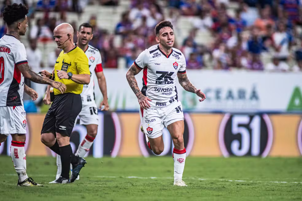 Gustavo Mosquito comemora gol do Vitória contra o Fortaleza — Foto: Victor Ferreira / EC Vitória