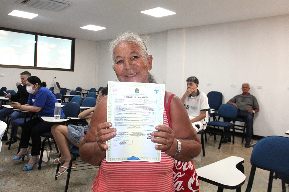 Maria Salete da Silva com a certidão de nascimento em mãos