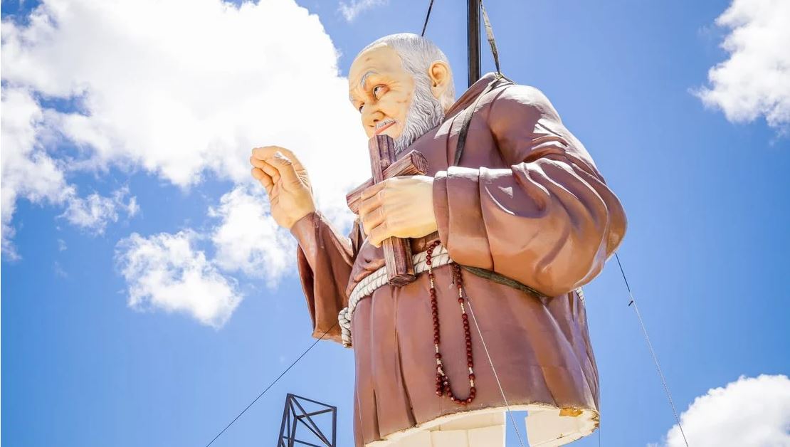 Estátua de Frei Damião ficará com 20 metros de altura após ser colocada na base - Foto: Assessoria