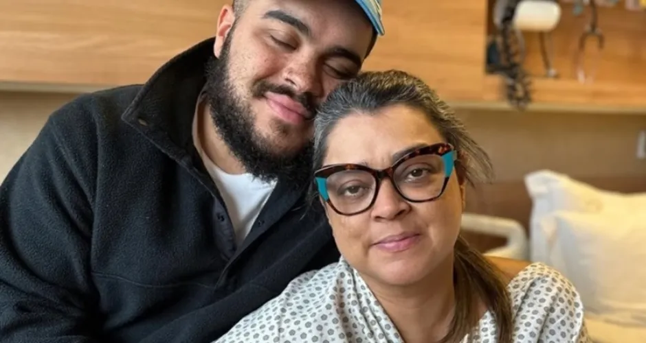 Filho de Preta Gil posta de mãos dadas com a mãe: “Lutando muito”