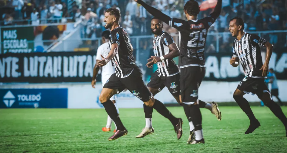 Fantasma aproveitou bola aérea e superou o Jacupa dentro de casa. Lucas Auditore