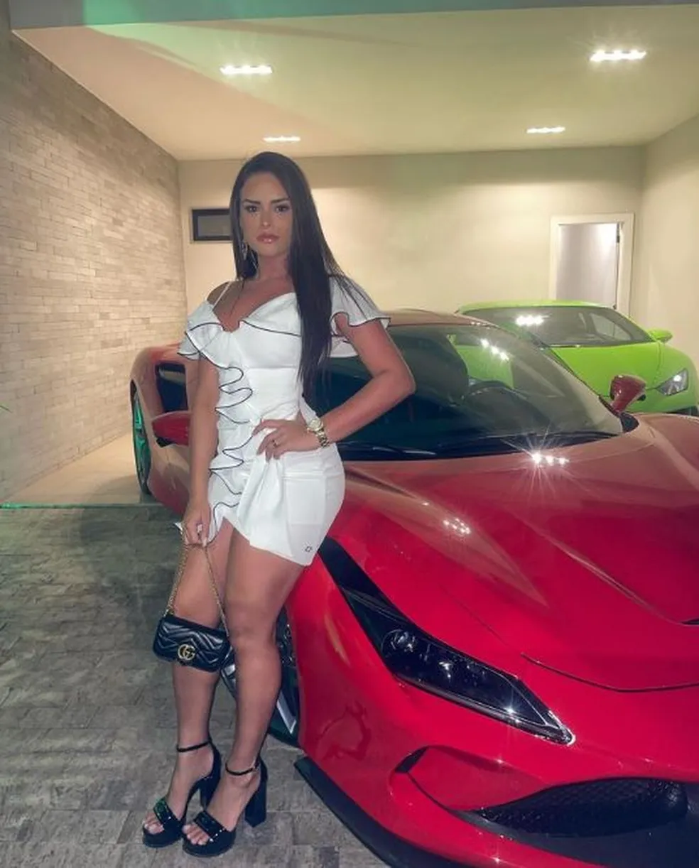 Louca por carros esportivos, Rainha de bateria da Estácio de Sá tem R$ 12 milhões na garagem