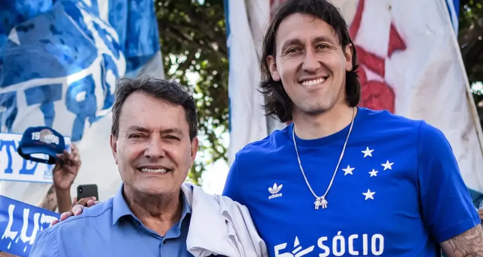 Cássio veste camisa do Cruzeiro e é recebido por multidão em BH