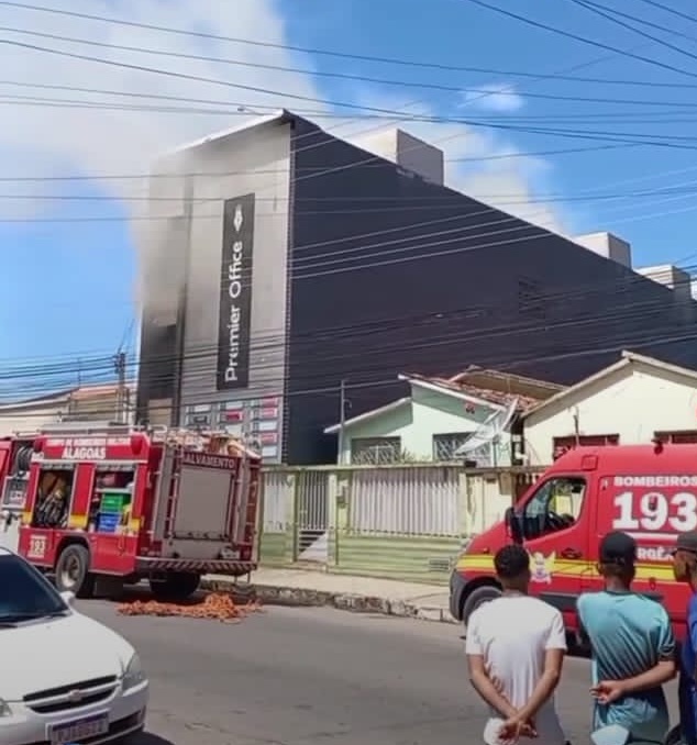 Incêndio atinge prédio e seis pessoas são socorridas em Palmeira dos Índios