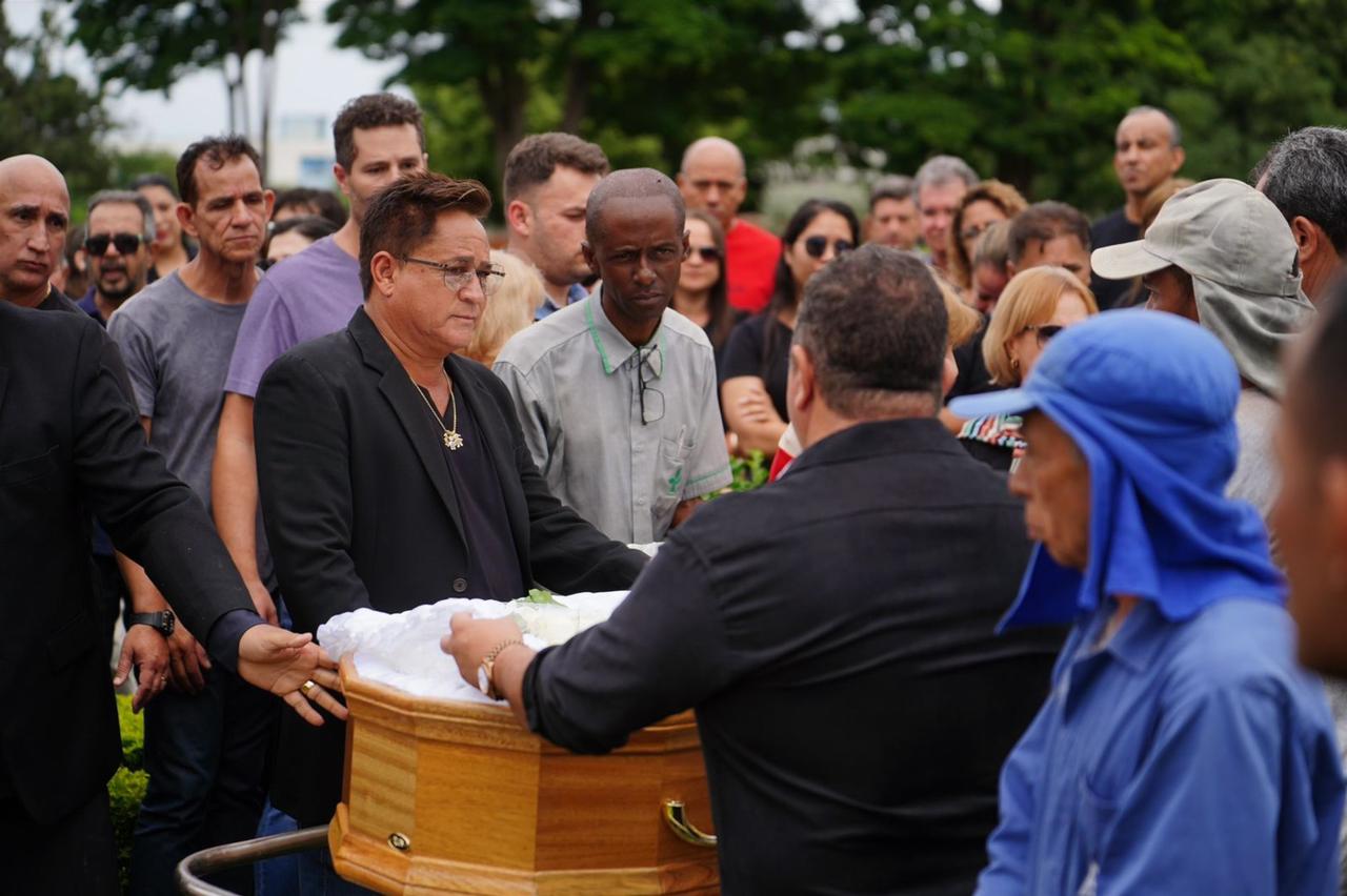 Mãe de Leonardo é enterrada no mesmo túmulo do filho Leandro - Foto: AG News