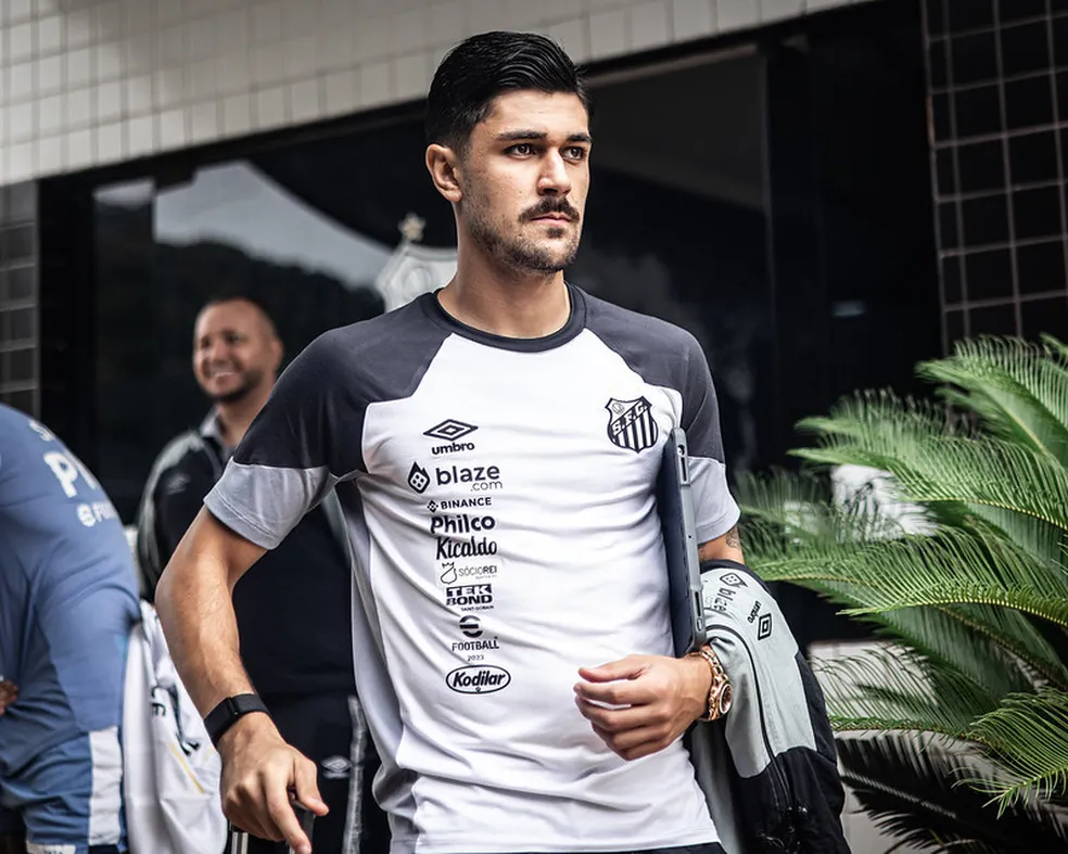 Santos anuncia rescisão de contrato com o zagueiro João Basso