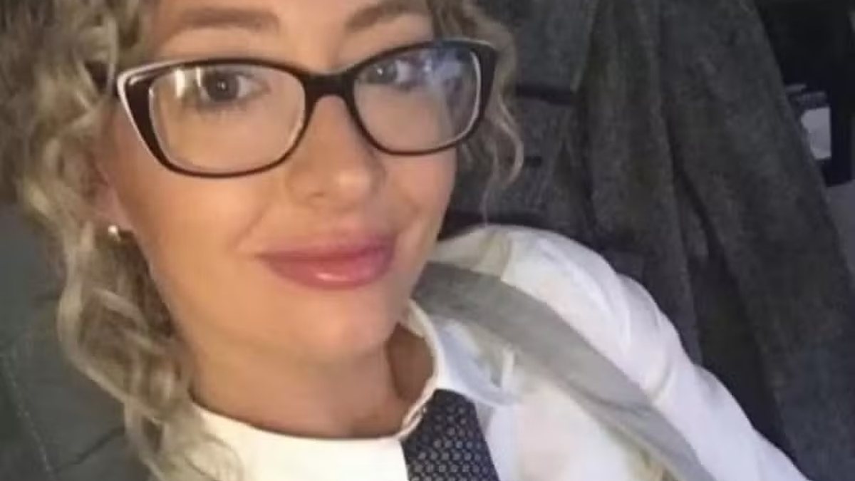 Mensagens revelam que professora teve relações sexuais com aluno diversas vezes