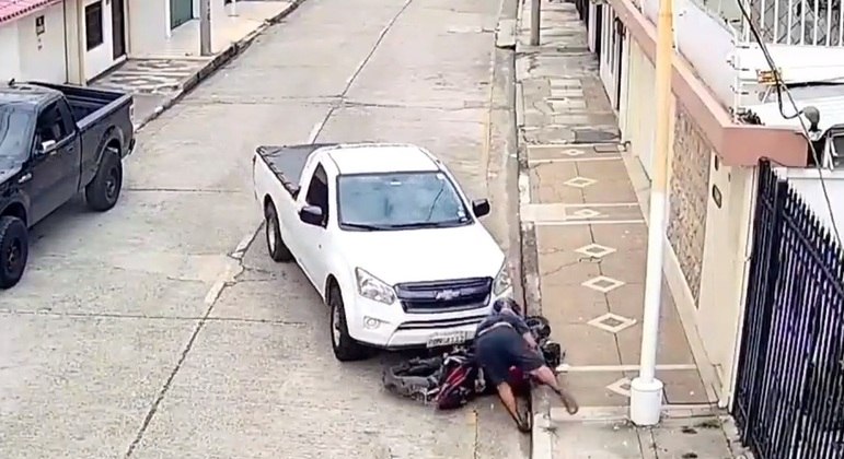 Ladrão se dá mal e tem moto destruída por motorista após ser flagrado roubando mulher