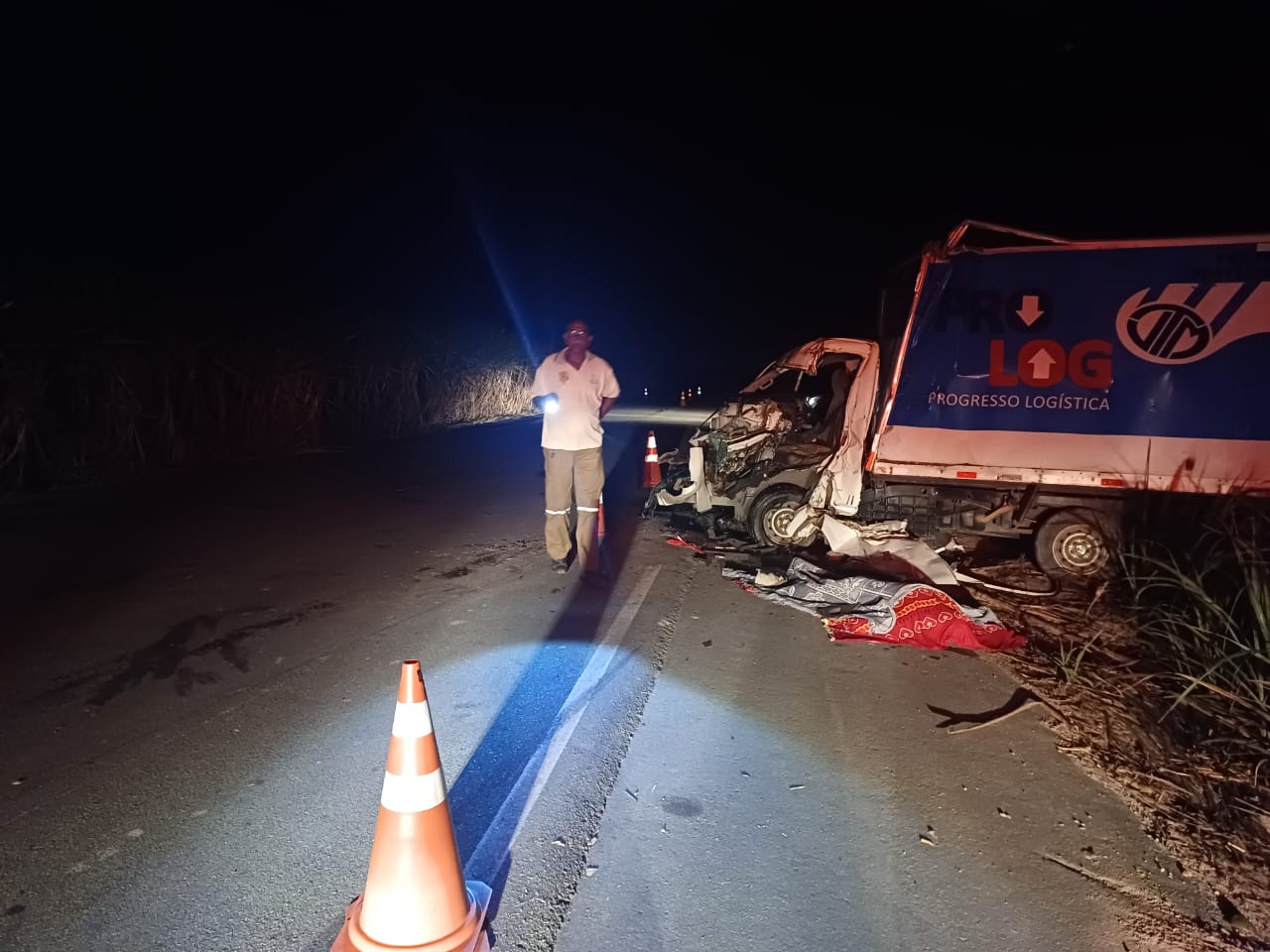 Colisão entre carro e caminhão deixa um morto e sete feridos - Foto: BPRv