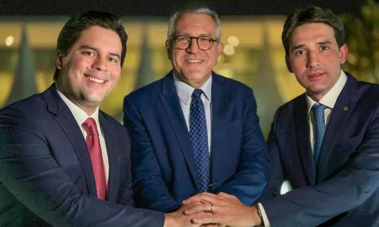 Alexandre Padilha (ao centro) aperta as mãos dos novos ministros do governo, André Fufuca (à esquerda) e Silvio Costa Filho (à direita)