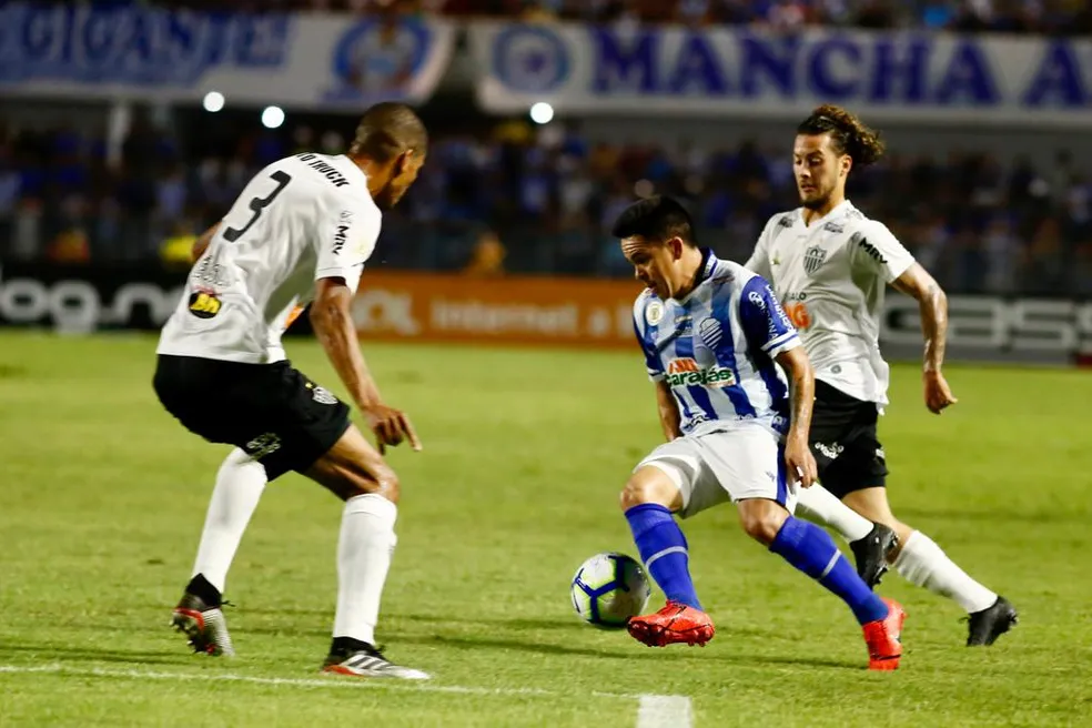Bustamante em ação pelo CSA — Foto: Felipe Nyland/Gazeta de Alagoas