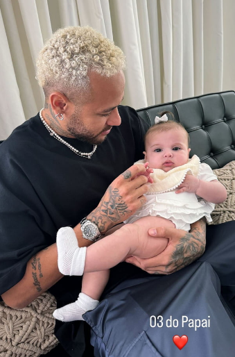 Neymar aparece com a filha caçula pela primeira vez: “03 do papai”