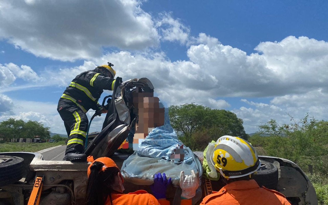 Homem é arremessado e fica pendurado em carro após acidente em Canapi