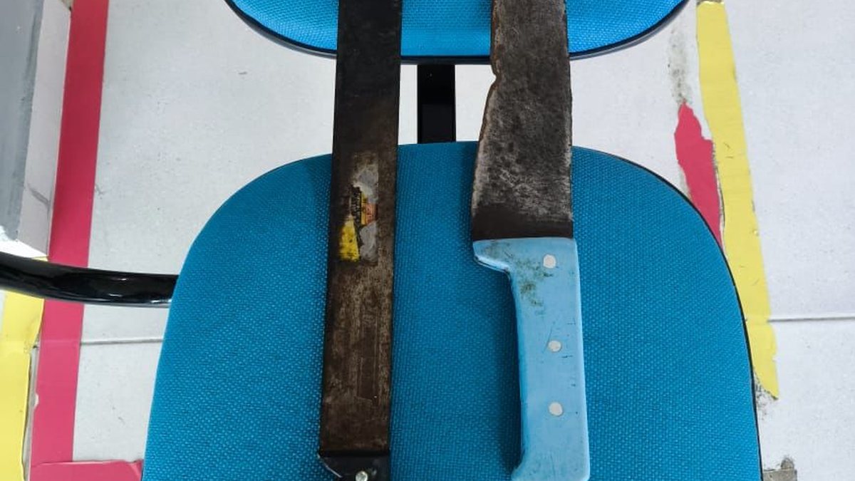 “Vou lhe pegar”: homem é preso após ameaçar irmão na porta de casa com facão