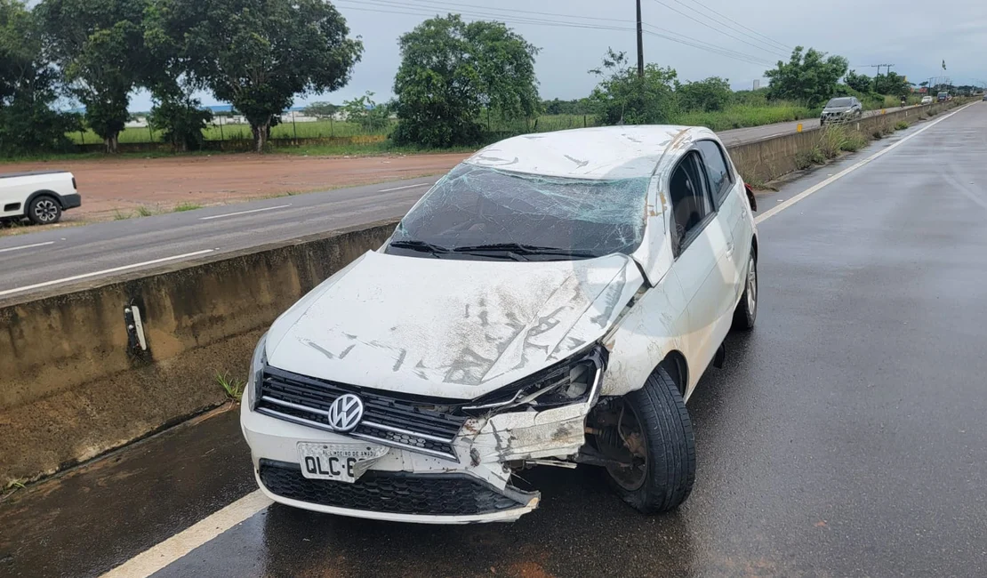 Mãe e filha sofrem ferimentos em capotamento de carro na AL-220, em Arapiraca