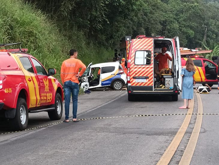 Cinco ficam feridos em acidente entre caminhão, carro e moto na BR-316