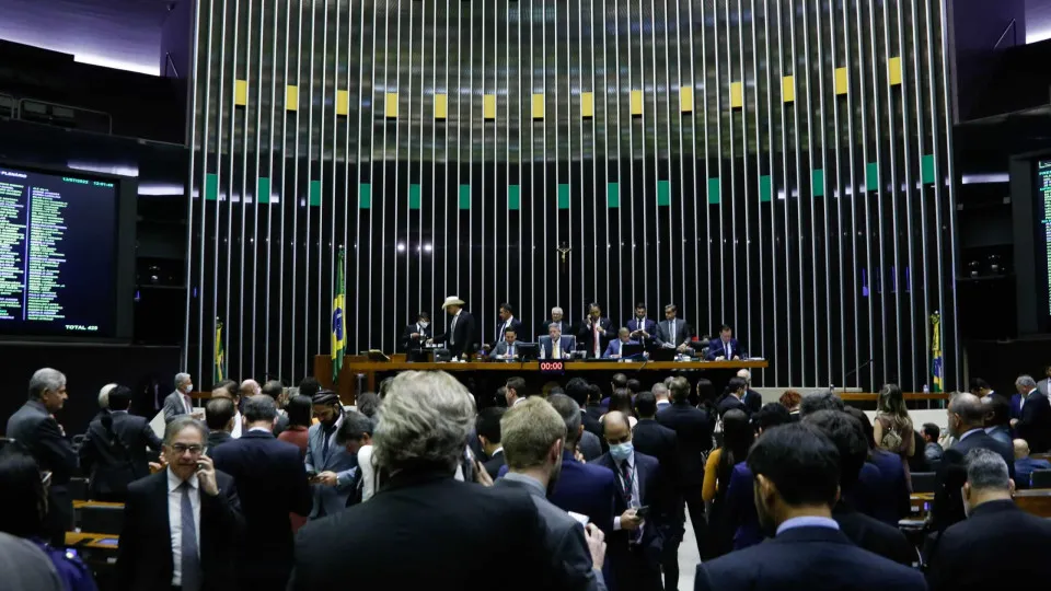 Câmara aprova urgência de projeto que acaba com descontos associativos no INSS