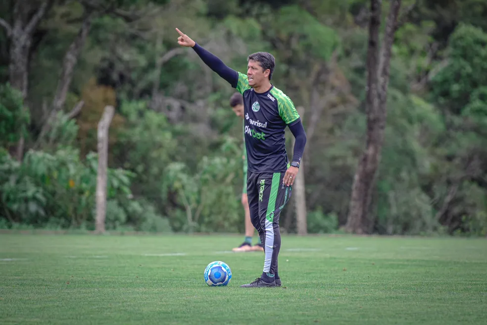 Técnico Thiago Carpini, do Juventude, em treinamento no CT — Foto: Nathan Bizotto/E.C Juventude