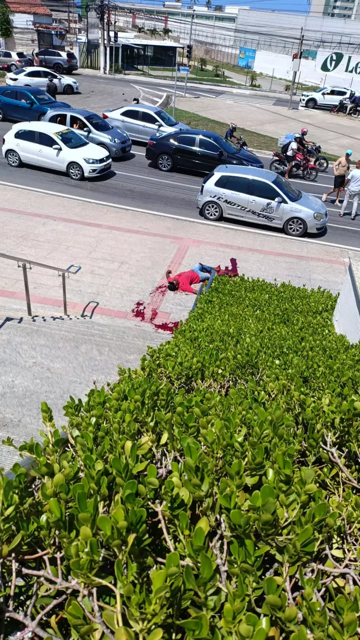 Perseguição a suposto assaltante termina com homem baleado em frente ao shopping