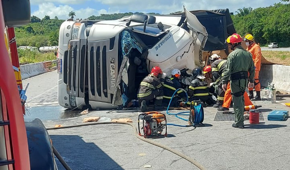 Motorista fica preso às ferragens após carreta tombar na BR-101, em Pilar