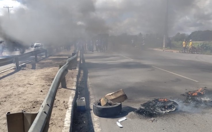 Moradores de Arapiraca fecham AL-220 para cobrar sinalização