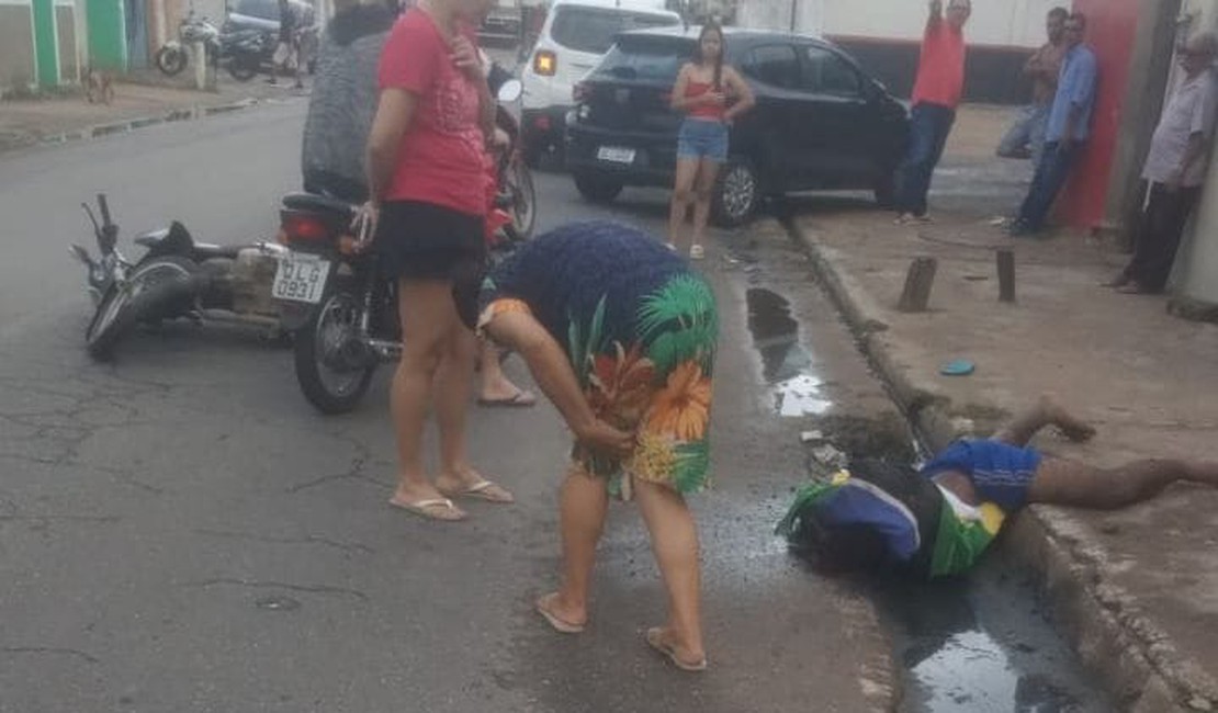 Motociclista perde o controle da direção de motocicleta sobe calçada e colide em banco de madeira