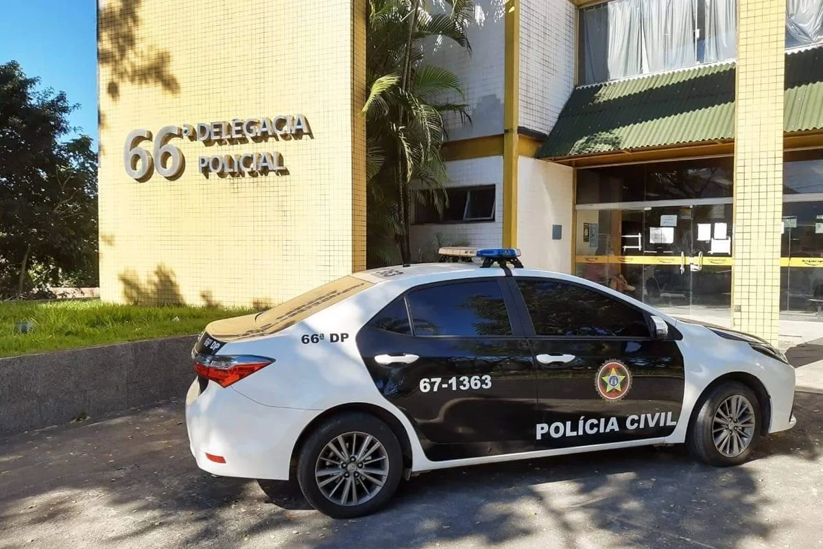 Mulher é presa por dar bebida à filha de 14 anos e deixá-la em motel