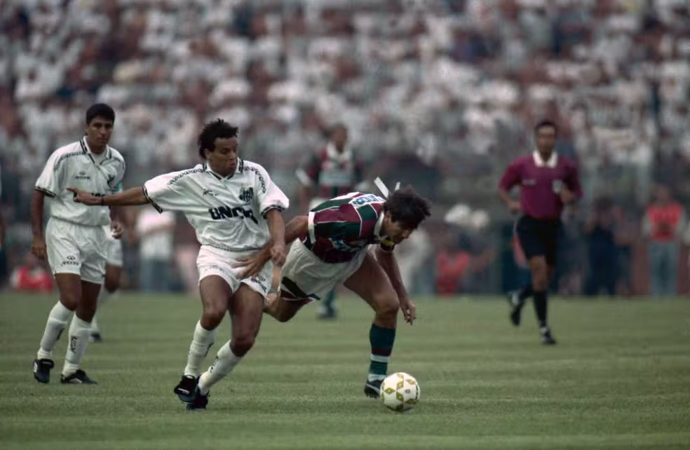 Marcos Adriano disputa jogada com Renato Gaúcho na semifinal do Brasileiro de 1995 — Foto: Paulo Pinto/Estadão Conteúdo