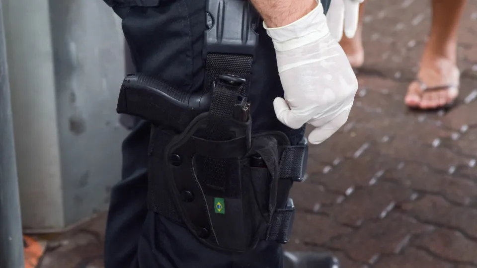 Homem é preso por levar avô morto em financeira para pedir empréstimo