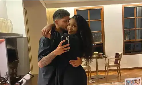 Flagra! Yuri Lima chama Iza de 'amor' em chamada de vídeo no shopping e entrega possível reconciliação