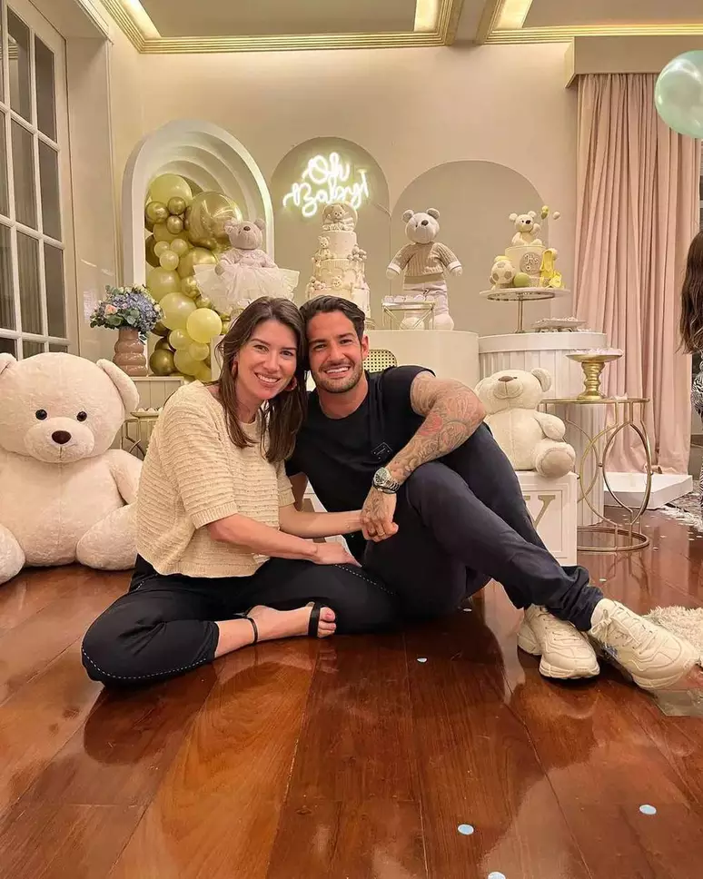 Rebeca Abravanel e Alexandre Pato fazem chá de bebê do primeiro filho