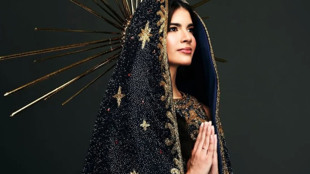 Com traje de Nossa Senhora Aparecida, brasileira encanta público no Miss Universo, mas acaba eliminada